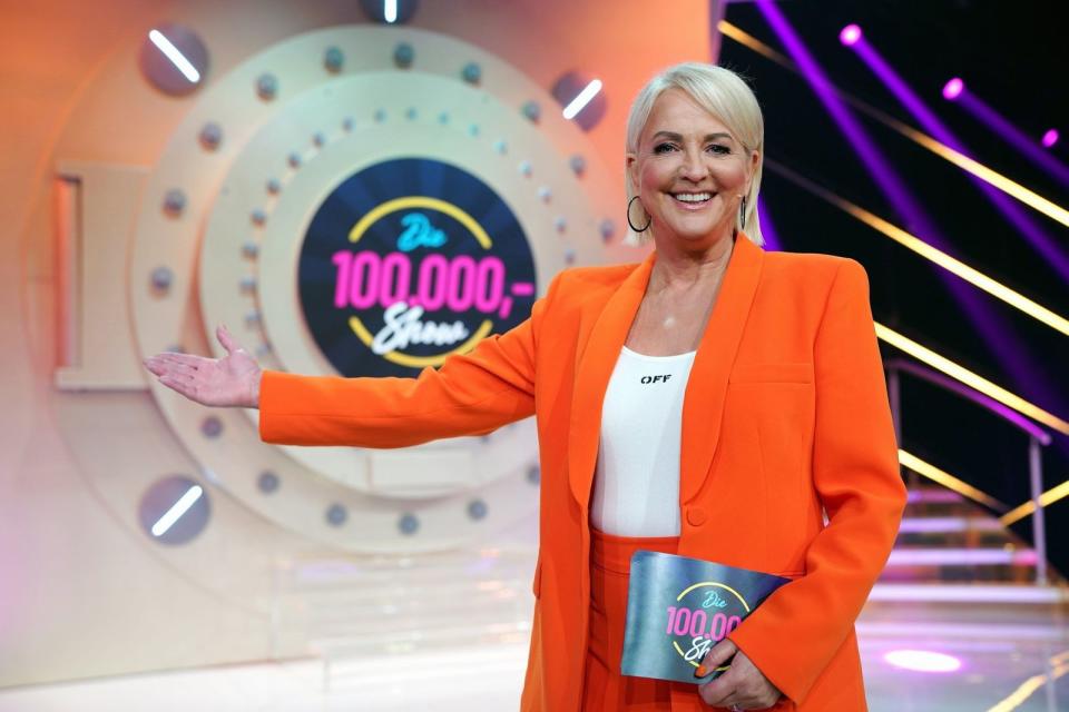 Nach dem Ende der Gameshow wechselte Kock am Brink in die ARD und führte durch "Die Lotto-Show" (1998-2001) und versuchte sich mit der "Ulla Kock am Brink Show" (ProSieben) und "Leute am Donnerstag" (rbb) kurzzeitig und eher erfolglos als Talk-Moderatorin. 2022 kehrte sie mit einer Neuauflage der "100.000 Mark Show" zu RTL zurück. (Bild: RTL / Guido Engels)