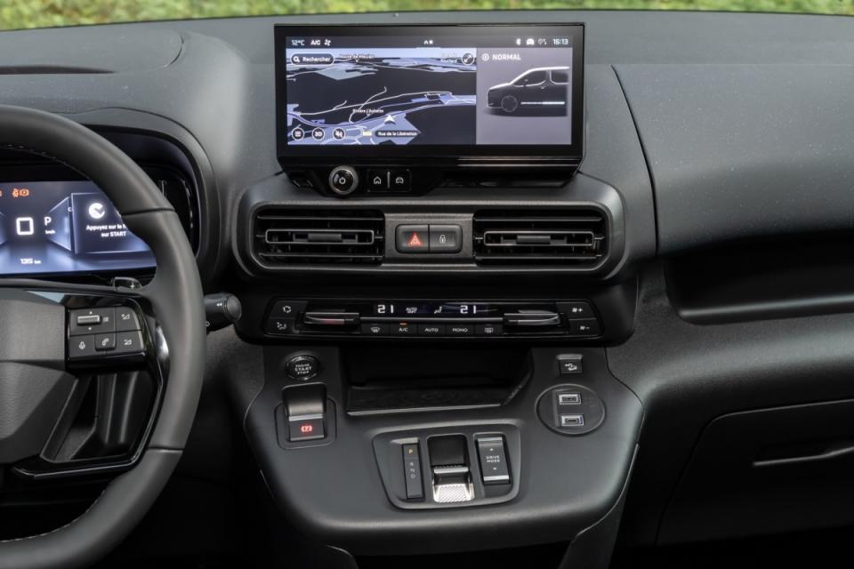 中央車載娛樂系統是最新的My Citroen Play，可以使用無線Apple CarPlay以及Android Auto。