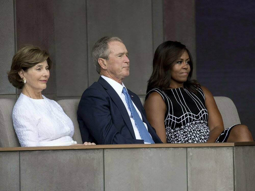 Laura Bush (l.), George W. Bush und Michelle Obama (r.) 2016 bei der Eröffnung des Museums für afroamerikanische Geschichte und Kultur in Washington D.C. (Bild: imago images/ZUMA Press)