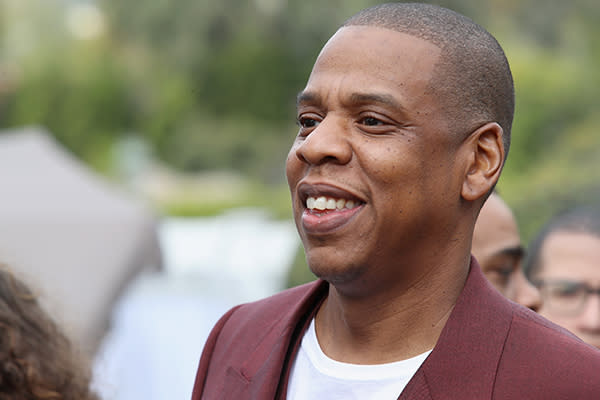 <p>El ahora esposo de Beyoncé confesó a la revista <em><a rel="nofollow noopener" href="https://www.vanityfair.com/culture/2013/10/jay-z-beyonce-blue-ivy-story" target="_blank" data-ylk="slk:Vanity Fair;elm:context_link;itc:0;sec:content-canvas" class="link ">Vanity Fair</a></em> que durante su juventud llegó a ser vendedor de drogas para apoyar la precaria economía familiar. Según él, esto le ayudó a aprender sobre presupuestos, y aunque su madre sabía que se dedicaba a ello, nunca hablaron del tema. Foto: Ari Perilstein / Getty Images. </p>