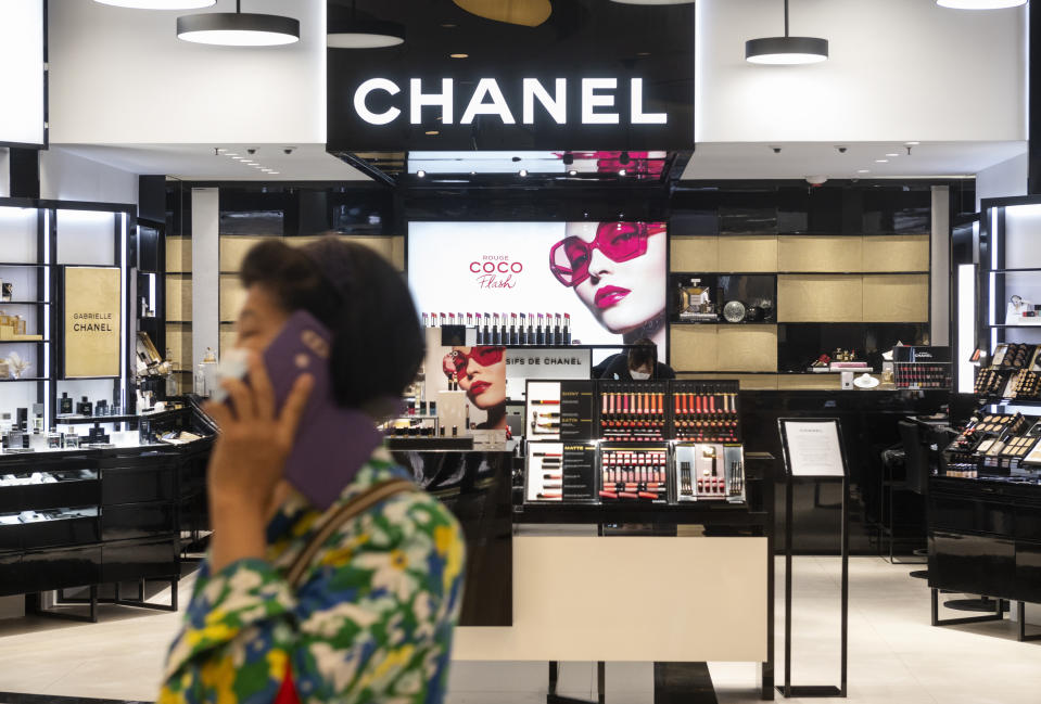 Après avoir fermé plus de la moitié de ses magasins dans le monde au plus haut de la pandémie, le Français Channel a vu sa valeur bondir de <strong>42%</strong> en un an.