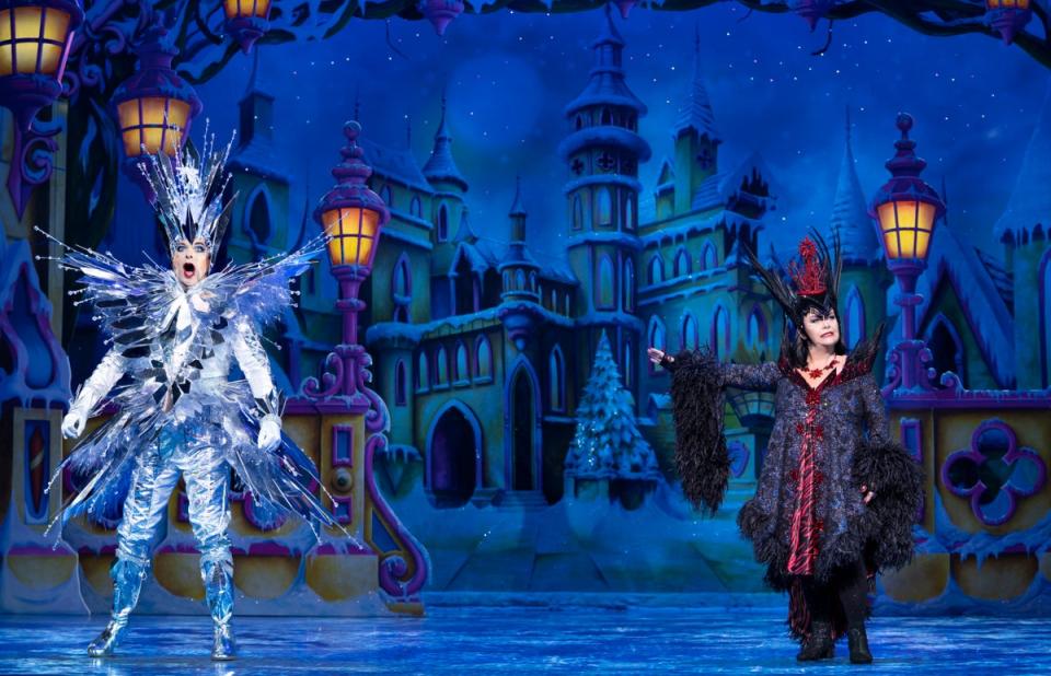 Julian Clary and Dawn French in Snow White at the London Palladium in 2020 (Paul Coltas)