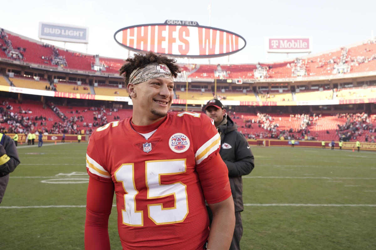 Chiefs face Chargers with AFC West lead on the line