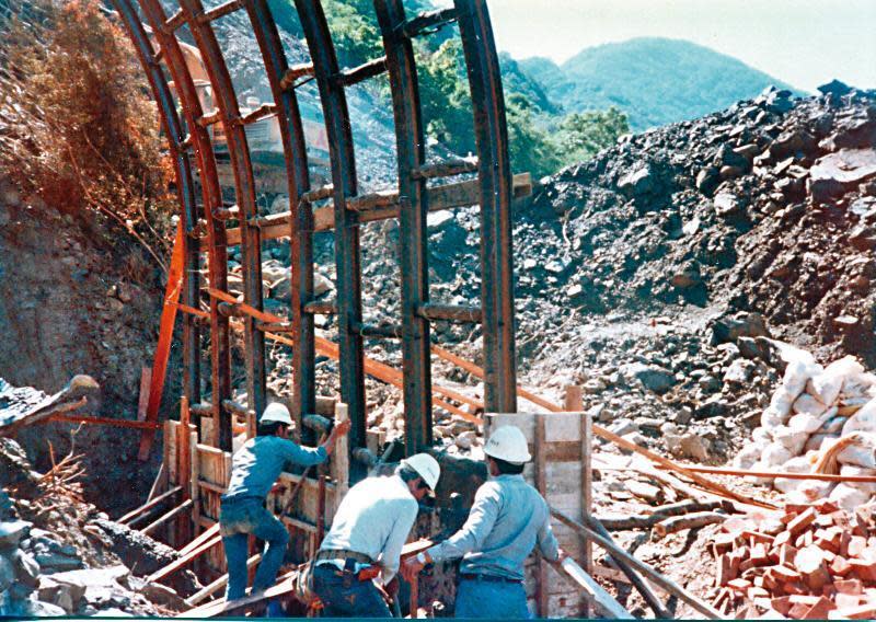 南迴鐵路沿線地形險峻，工程難度高，圖為當年建造中央隧道情景。（上善醫文化工作室提供）