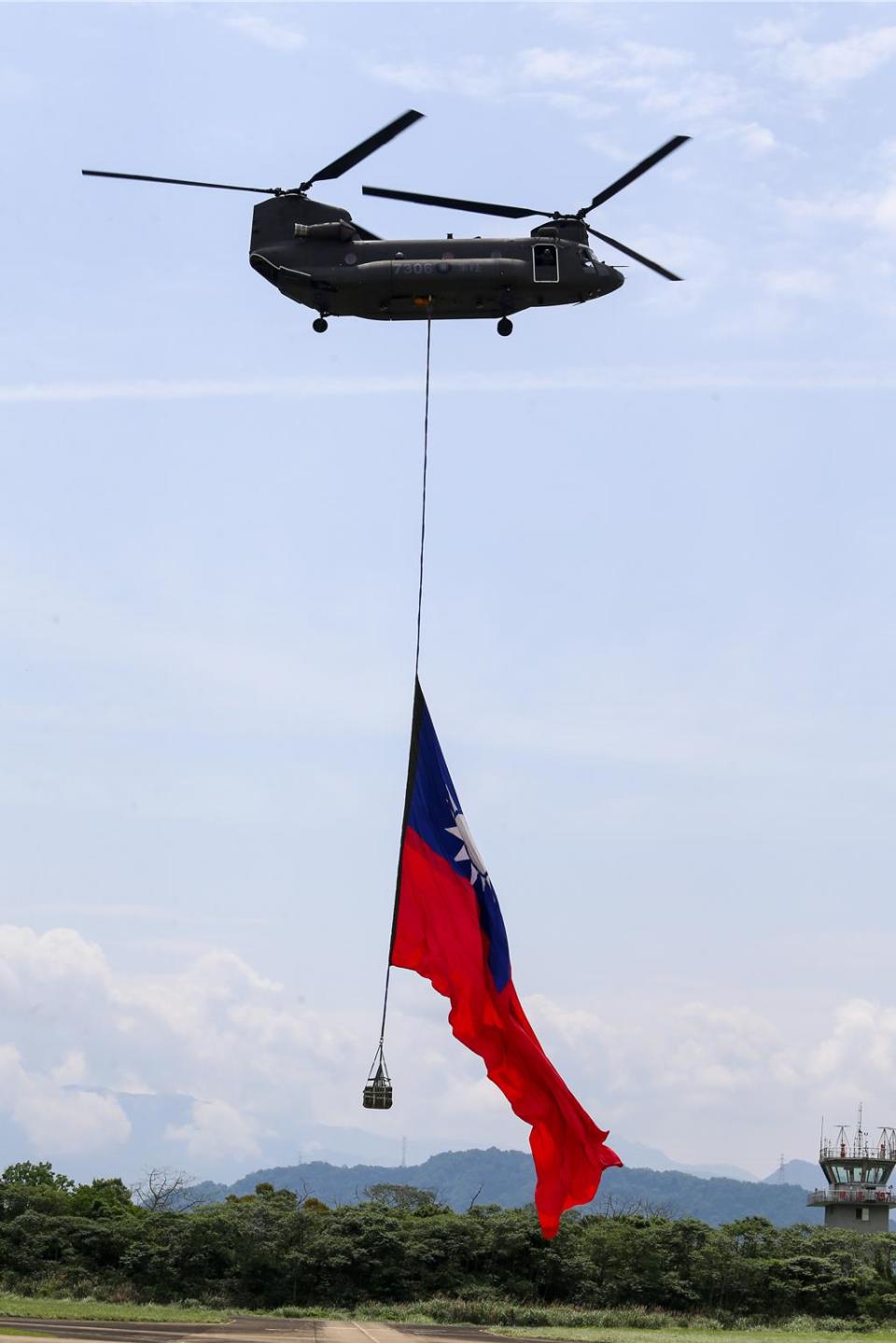 CH-47SD契努克運輸直升機正在國旗吊掛作業完成後準備起飛。（陳麒全攝）