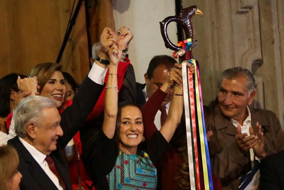 Claudia Sheinbaum al recibir el bastón de mando de AMLO al ser electa como candidata de Morena. REUTERS/Luis Cortes 