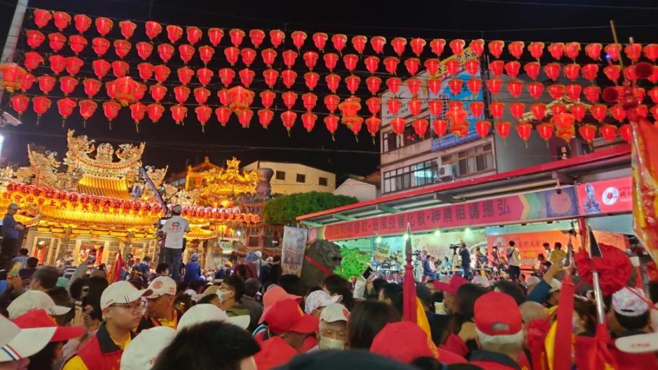 台中大甲鎮瀾宮媽祖遶境，吸引許多民眾參與。（圖／東方線上提供）