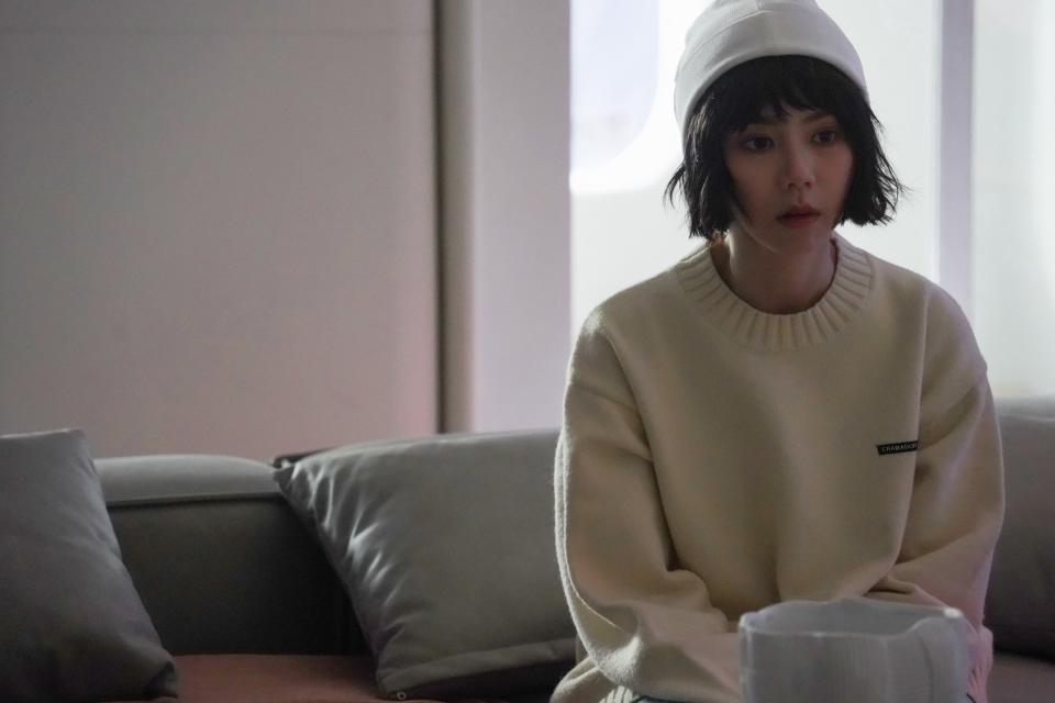 鄧紫棋在新專輯《啟示錄》的MV中，一人分飾兩角。（圖／華納音樂提供）