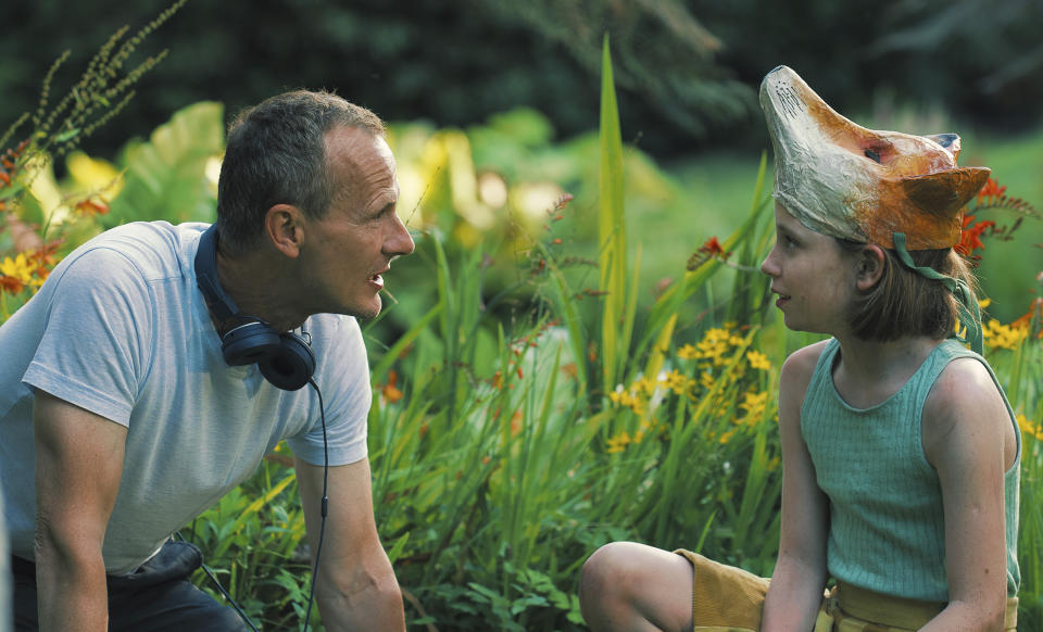 El director Marc Munden, izquierda, y la actriz Dixie Egerickx durante la filmación de "The Secret Garden". (STXfilms via AP)