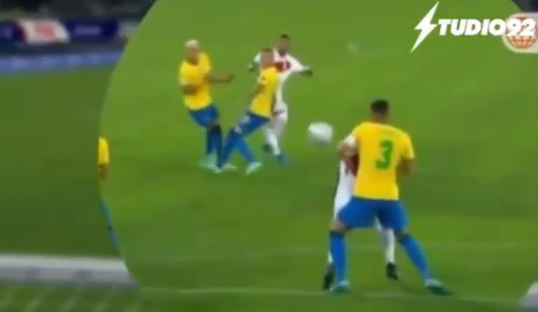 Remate desde afuera del área y la pelota da en el codo de Thiago Silva (Brasil), pero el árbitro Roberto Tobar no cobró penal para Perú ni lo fue a revisar en el VAR