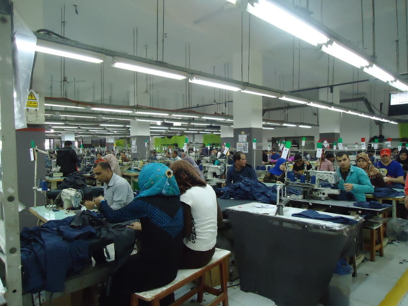 埃及成衣工廠 埃及政府於5月調高私企勞工最低工資。需要大量人 力的成衣工廠是受工資上漲影響的最大苦主。圖為位 於開羅「齋月十日城」的一家成衣工廠。 中央社記者施婉清開羅攝  113年5月9日 