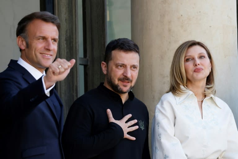 El presidente de Francia, Emmanuel Macron (izq.), recibe al de Ucrania, Volodimir Zelenski, y a su esposa, Olena Zelenska, el 7 de junio de 2024 en el Palacio del Elíseo, en París (Ludovic Marin)