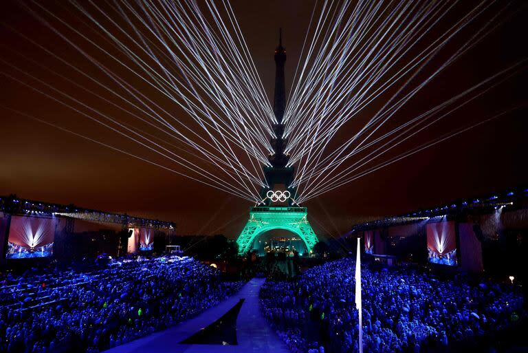 Se lleva a cabo un espectáculo de luces mientras los anillos olímpicos de la Torre Eiffel se iluminan durante la ceremonia de apertura de los Juegos Olímpicos