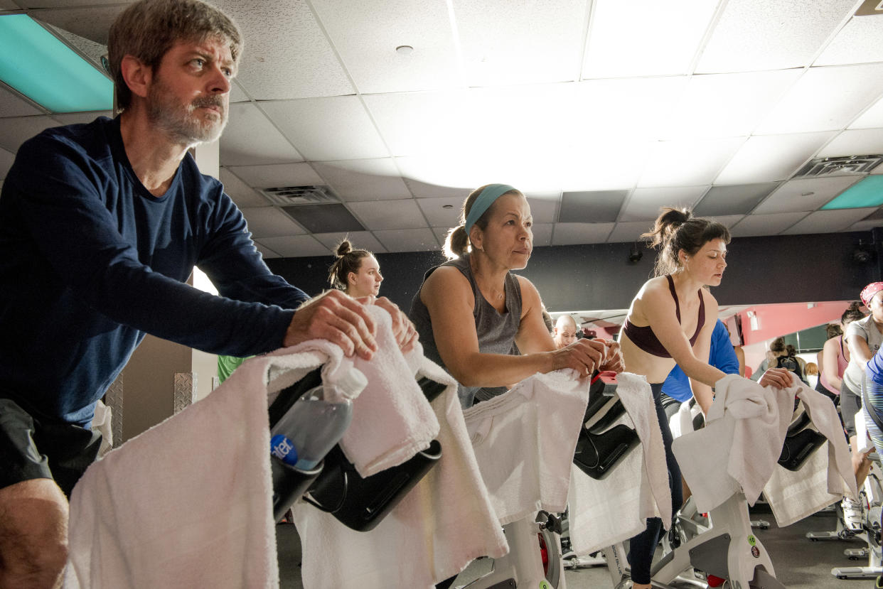 Una clase de "spinning" en el barrio neoyorquino de Brooklyn, el 24 de abril de 2018. (George Etheredge/The New York Times)