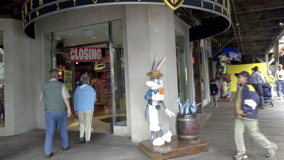 warner bros store closing