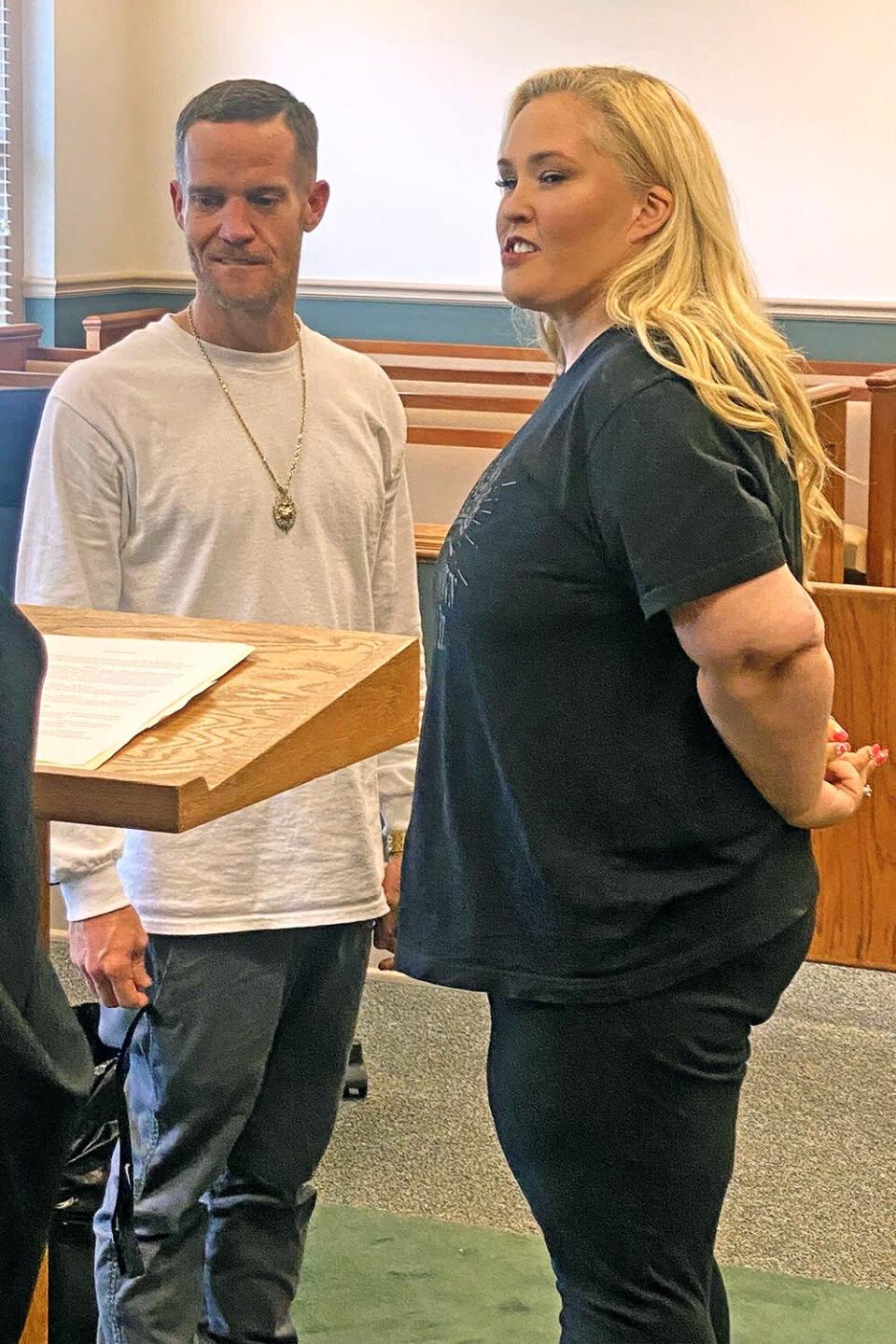 Mama June Prepares to Say ‘I Do’ in Photo from Her Intimate Courthouse Wedding to Justin Stroud