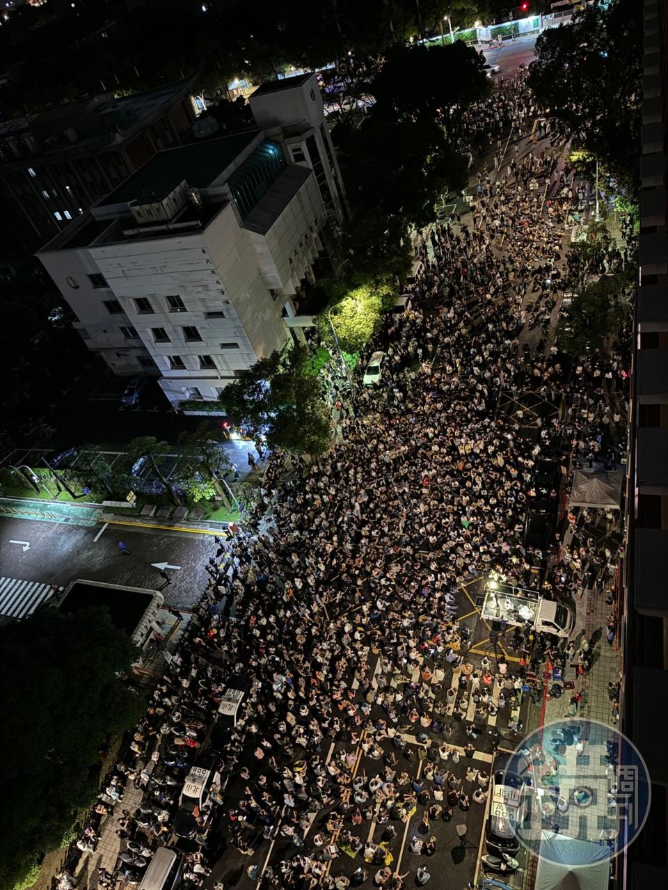 立法院群賢樓外的濟南路晚間也湧入抗議群眾。