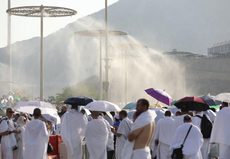 Los peregrinos se refrescan mientras visitan la Montaña de la Misericordia (Monte Arafat), donde las Escrituras dicen que Adán y Eva se reunieron en la Tierra después de caer del Cielo y se aceptó el primer arrepentimiento.