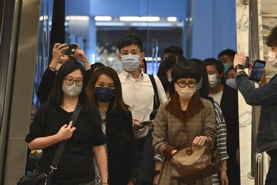 有線新聞大地震，一眾請辭新聞人離開有線大樓。（立場新聞提供）