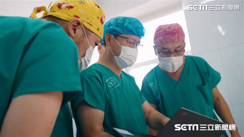 羅綸洲醫師（圖中）與蒙古婦幼醫院顏面外科前主任Ayanga醫師（圖右）討論手術。（圖／記者戴華辰攝）