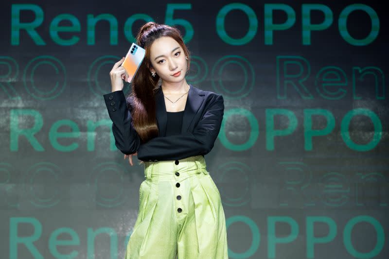 ▲OPPO明星夥伴Julia 吳卓源大讚 OPPO Reno5系列新機嶄新「雙重錄影」功能。（圖／OPPO台灣提供）