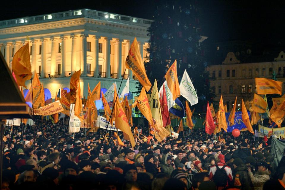 Manifestantes en la Plaza de la Independencia de Kiev durante la Revolución Naranja de 2004. <a href="https://www.shutterstock.com/es/image-photo/kiev-ukraine-events-december-2004-orange-543473500" rel="nofollow noopener" target="_blank" data-ylk="slk:Shutterstock / Alexandr Zadiraka;elm:context_link;itc:0;sec:content-canvas" class="link ">Shutterstock / Alexandr Zadiraka</a>