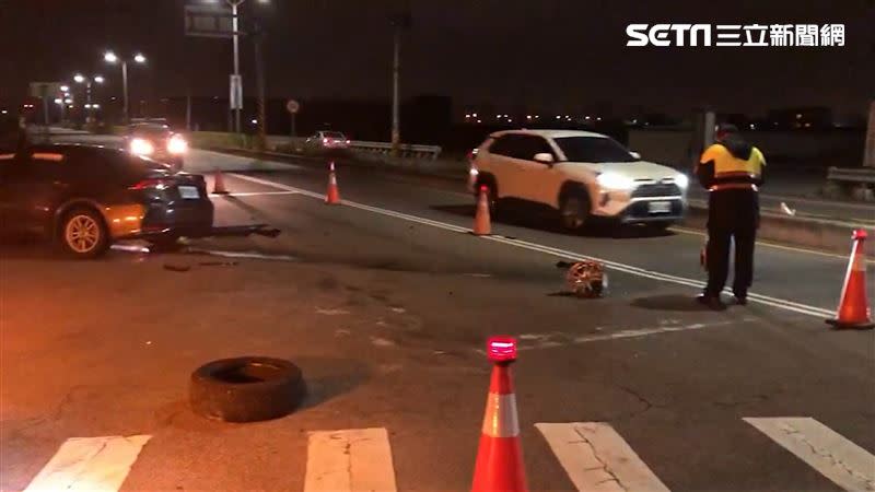 小客車撞上走斑馬線男童後衝撞路邊，車上5人也受傷。（圖／民眾提供）