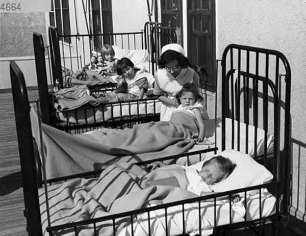 Imagen de pacientes de polio tomada en septiembre de 1947 en un hospital de Edmonton, Alberta, Canadá. (Crédito imagen Canadian Public Health Association).