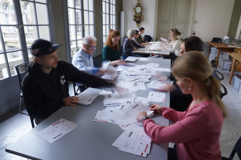 直擊瑞士公投開票（3） 公民投票是一種參與公共事務、彰顯公民意識的方 法，而瑞士是世界上公投最頻繁的國家。圖為瑞士在 3月3日進行公投，伯恩市的選務人員在市長辦公大樓 進行人工作業後，才送進掃描機進行計票作業。 中央社記者徐肇昌攝  113年4月1日 