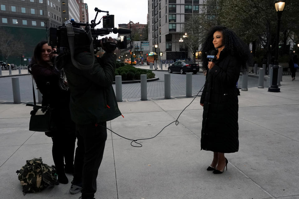 Cheslie Kryst, que fue coronada Miss USA en mayo y se convirtió en corresponsal del programa de noticias de famosos "Extra", filma un segmento en Nueva York el 17 de noviembre de 2019. (Michelle V. Agins/The New York Times)