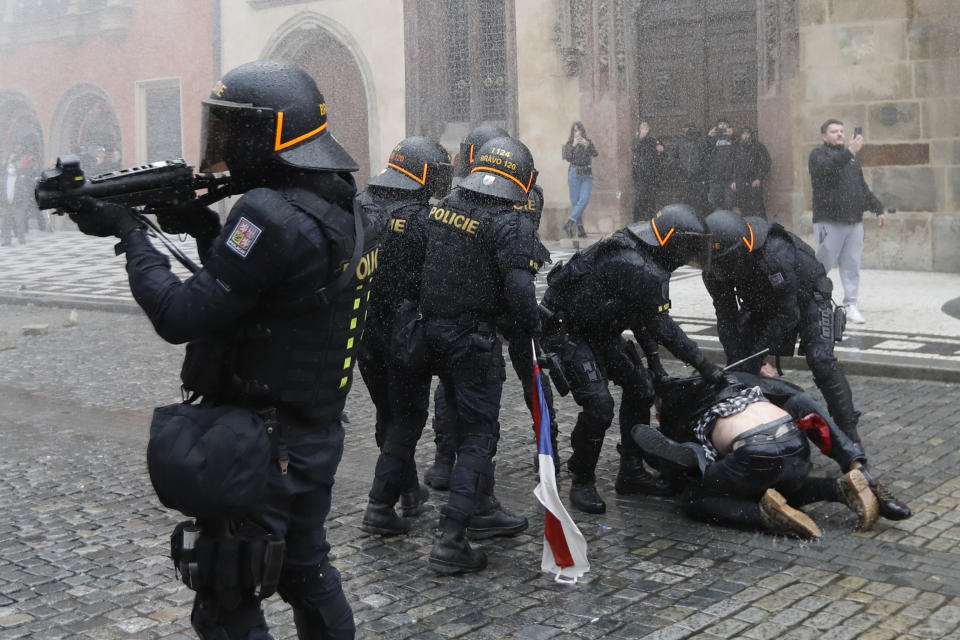 Le immagini del centro di Praga diventato un campo di battaglia: da una parte i manifestanti che protestavano contro il divieto di eventi sportivi nell'ambito delle misure anti-Covid, dall'altra la polizia che, al lancio di sassi e petardi, ha risposto con lacrimogeni e cannoni ad acqua. (AP Photo/Petr David Josek)