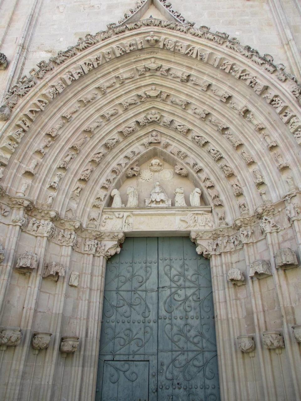 El pórtico de la iglesia gótica de Santa María la Real de Nieva.