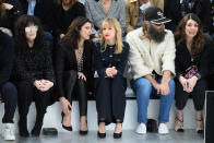 Un défilé Chanel, c’est la garantie de pouvoir observer un front row exceptionnel. Et celui du show de la collection Automne-Hiver 2020-21 a tenu toutes ses promesses ! Isabelle Adjani, Anna Mouglalis, Angèle, Sébastien Tellier et Amandine de la Richardière, son épouse, se sont serrés pour applaudir les silhouettes imaginées par Virginie Viard. ©Getty Images