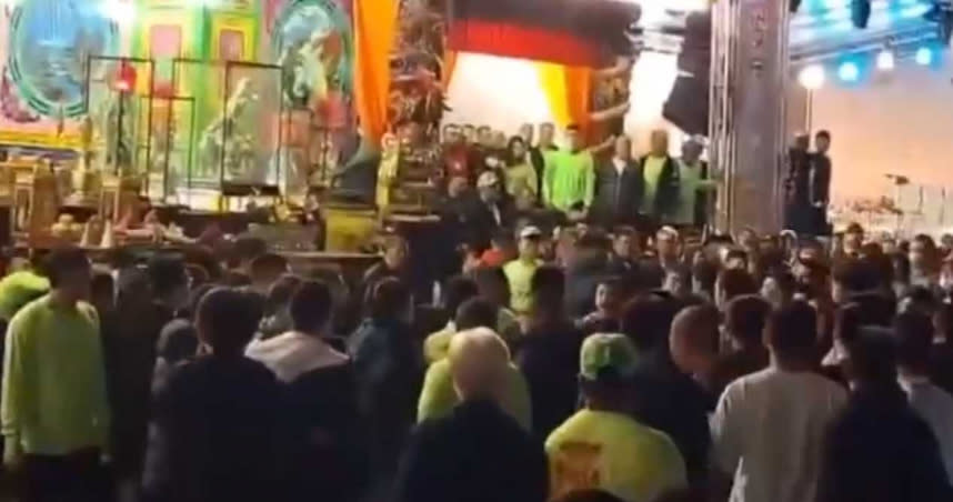 艋舺青山宮昨日於和平西路3段舉辦爐主壇舉行登殿大典，卻因人數眾多推擠爆發喋血衝突。（圖／翻攝畫面）