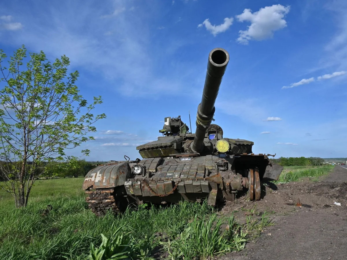 Ukrainian volunteer fighters use a Russian tank nicknamed 'Bunny' against Russia..