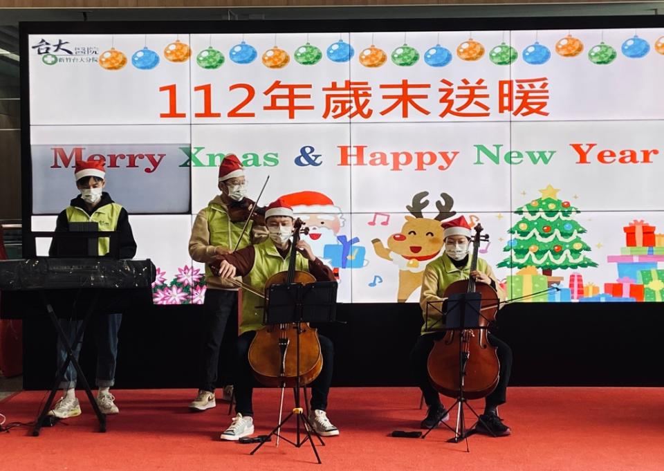 《圖說》新竹台大分院邀請音樂志工演奏多首聖誕曲目，將溫暖傳遞給每位民眾。（圖／新竹台大分院提供）
