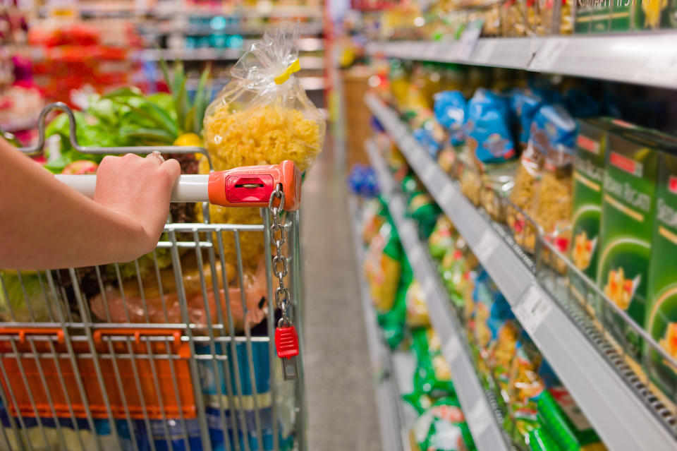 (GERMANY OUT) Eine Frau beim Einkauf von Lebensmittel in einem Supermarkt. Alltag einer Hausfrau   (Photo by Wodicka/ullstein bild via Getty Images)