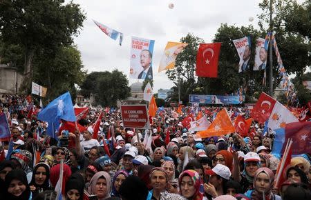 Supporters of Turkish President Tayyip Erdogan attend his election rally in Istanbul, Turkey, June 23, 2018. REUTERS/Alkis Konstantinidis