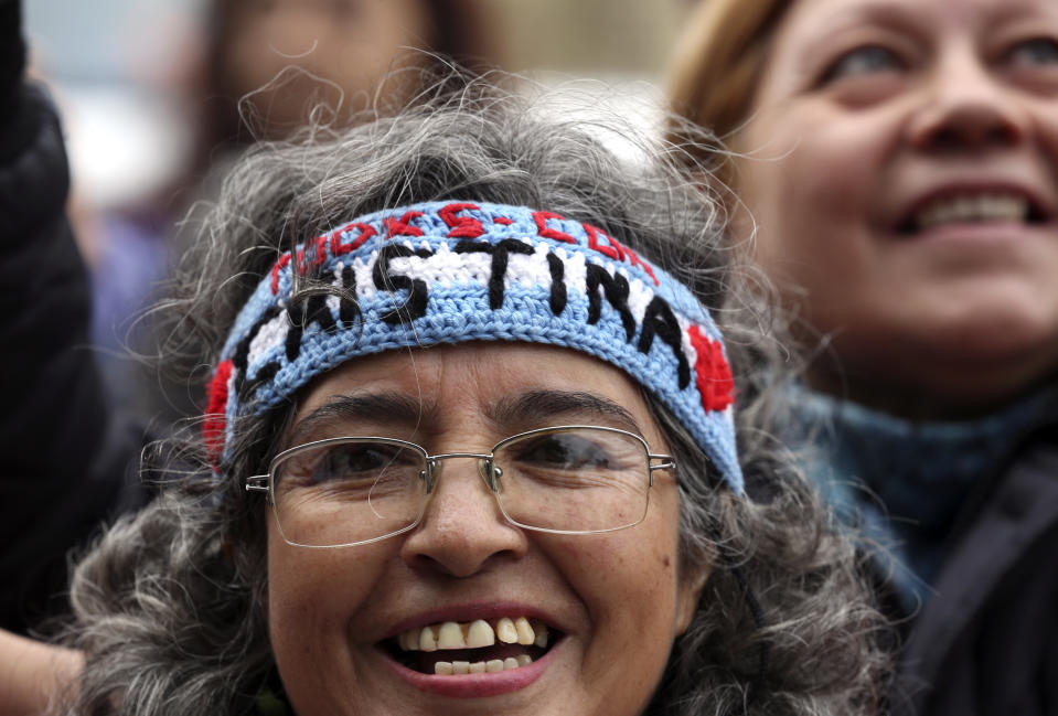 Partidarios de la expresidenta argentina Cristina Fernández se reúnen afuera de un tribunal federal mientras Fernández comparece en el primer juicio en su contra por presunta corrupción en Buenos Aires, Argentina, el martes 21 de mayo de 2019. (AP Foto / Marcos Brindicci)