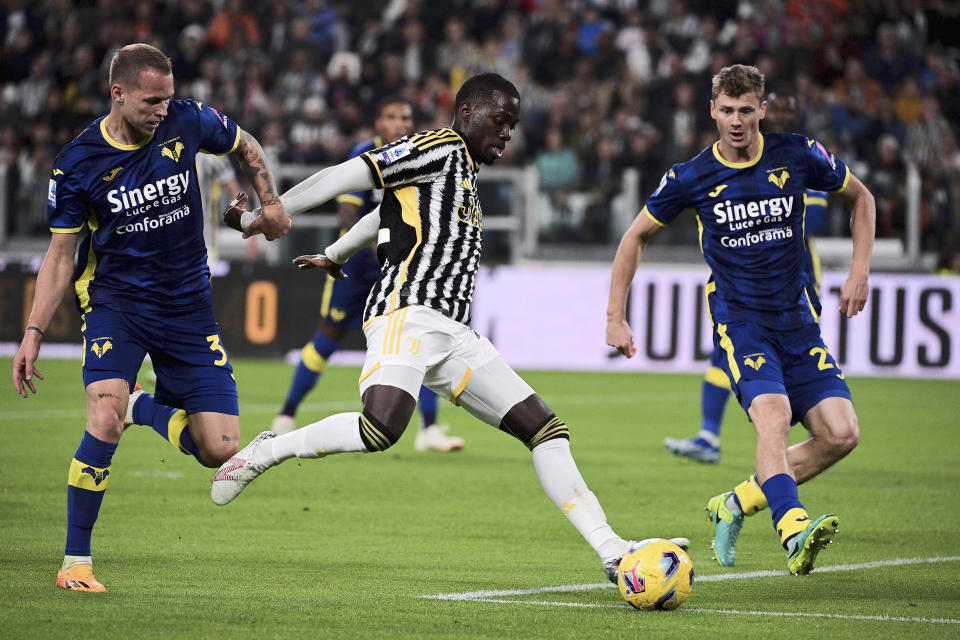 Juventus' Timothy Weah challenged by Verona's Josh Doig and Pawel Dawidowicz for the ball during the Serie A soccer match between Juventus and Hellas Verona at Allianz Stadium, Turin, Italy, Saturday Oct. 28, 2023. (Marco Alpozzi/LaPresse via AP)