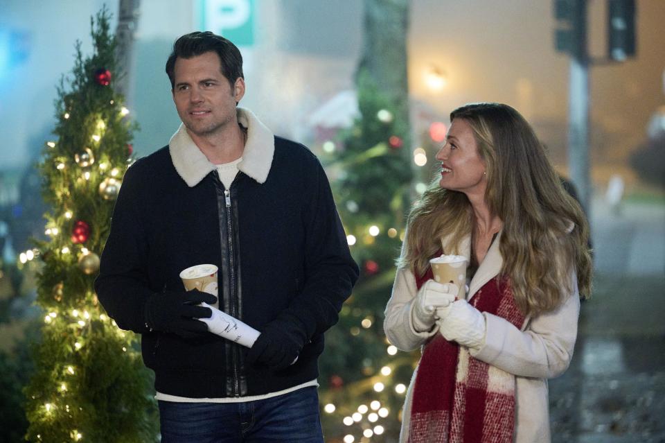 A DICKENS OF A HOLDAY!, from left: Kristoffer Polaha, Brooke D'Orsay, (aired Dec. 10, 2021). photo: Allister Foster / ©Hallmark Channel / Courtesy Everett Collection