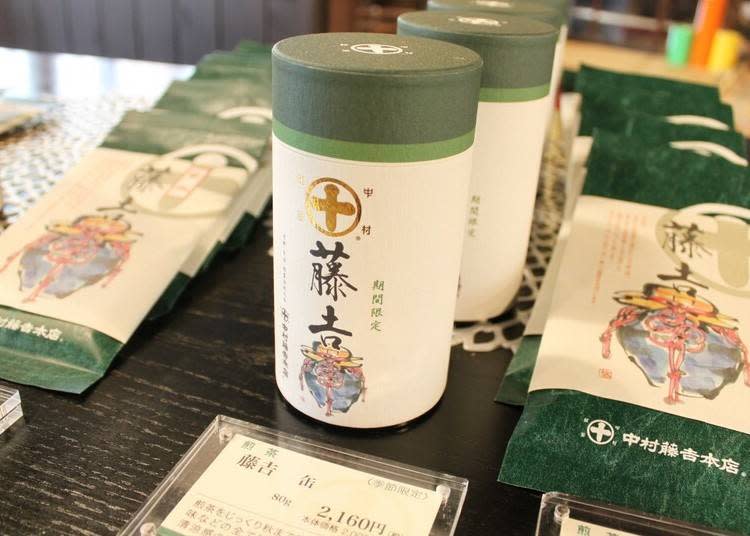 左起為煎茶「藤吉熟成」／袋裝(50g・1,080日圓)、煎茶「藤吉」／罐裝(80g・2,160日圓)、袋裝(50g・1,080日圓)　※以上均為季節限定・價格含稅