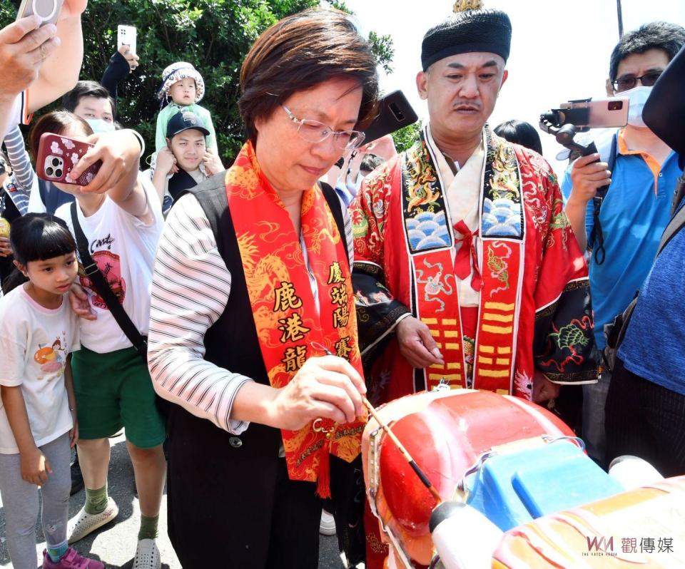 ▲全國唯一，「2024鹿港慶端陽系列活動-龍王祭」，彰化縣長王惠美等人前往福鹿溪之龍舟競賽場地，舉行「龍王祭典˙開光點睛」儀式，宣告鹿港慶端陽系列活動正式啟。（記者陳雅芳攝）