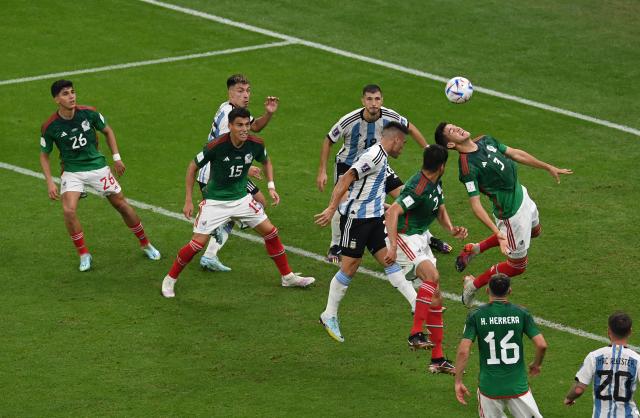 Argentina defender Lisandro Martinez kicked in the face by Mexico's Hirving  Lozano in heated World Cup match