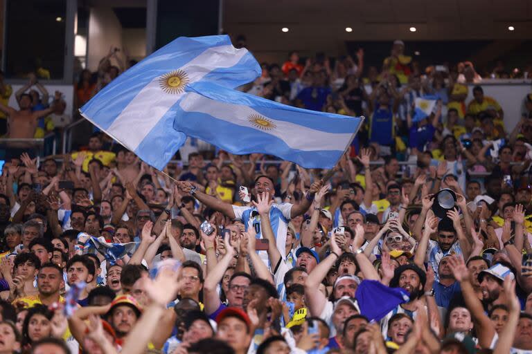 Hinchas argentinos celebran la victoria en el Hard Rock Stadium.