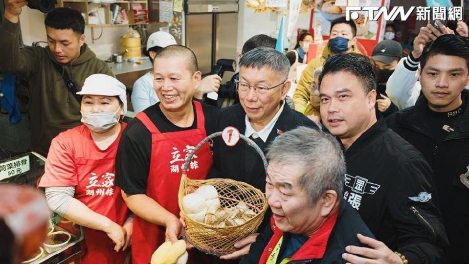 民眾黨總統候選人柯文哲12/21回到改建完成的南門市場，受到支持者熱烈歡迎，攤商更送上一籃粽子預祝他高票當選。（圖／柯文哲競選辦公室）