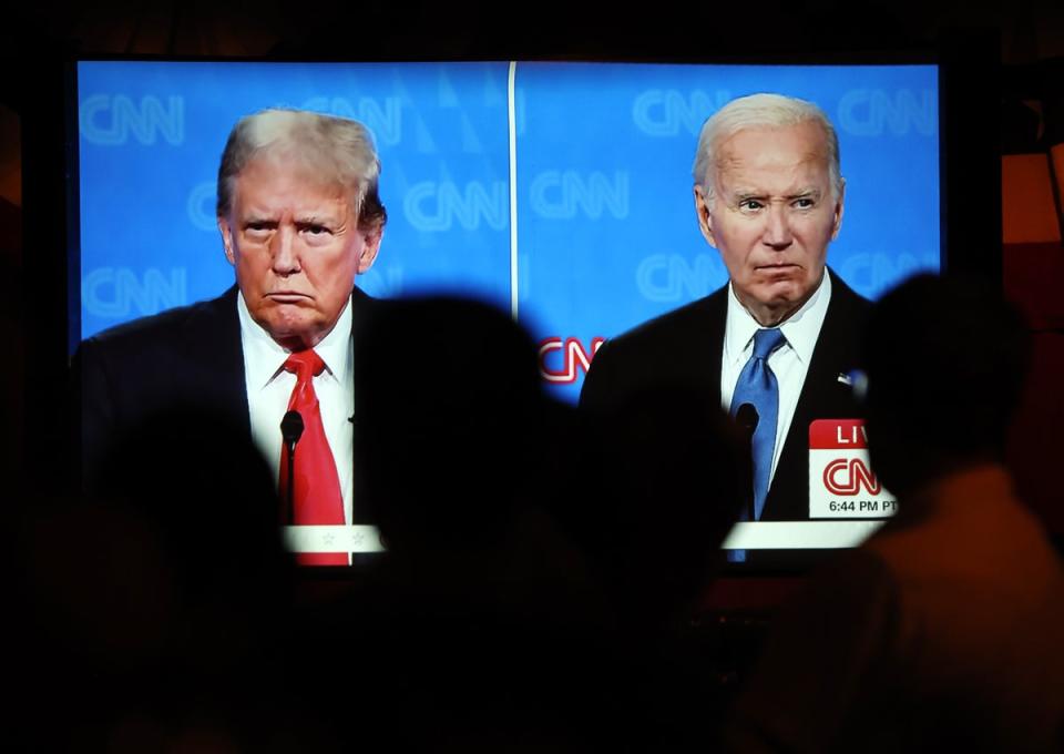 Personas en Los Ángeles viendo el primer debate presidencial de 2024 entre Joe Biden y Donald Trump (Getty)