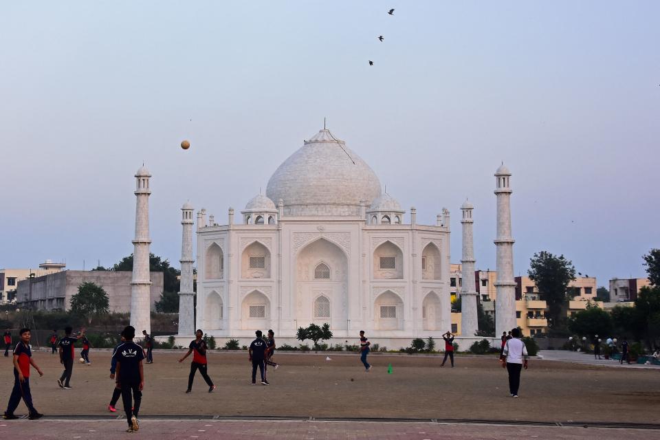 <p>El nuevo templo es muy parecido al original y ha sido construido en la localidad de Burhanpur, en el centro de La India y a unos 800 kilómetros de distancia del original. (Photo by UMA SHANKAR MISHRA/AFP via Getty Images)</p> 