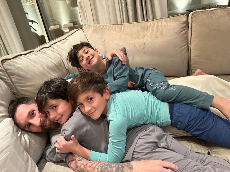 Leo Messi junto a sus tres hijos Mateo (8), Thiago (11) y Ciro (5)