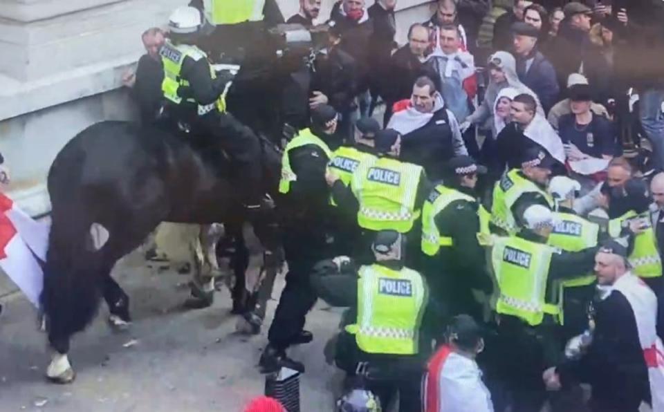 A police horse runs in to try and disperse crowd (@metpoliceuk/X)